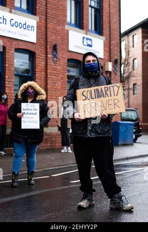 Manifestanti al di fuori della stazione di polizia della baia di Cardiff in solidarietà per mettere in discussione la mancanza di sospensione dell'ufficiale coinvolto nella morte di Mohamud Hassan. Foto Stock