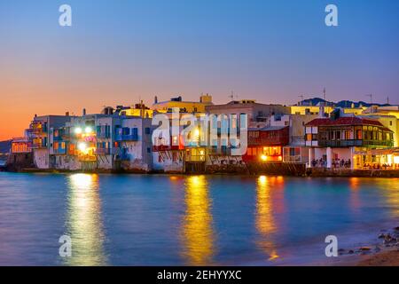 Mykonos piccola Venezia. Famose vecchie case sul mare nell'isola di Mykonos in Grecia di notte. Simbolo greco Foto Stock