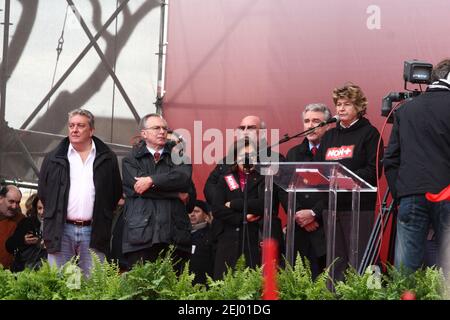 Roma, Italia - 27 novembre 2010: Dimostrazione Nazionale CGIL - Susanna Camusso parla al microfono di Piazza San Giovanni Foto Stock