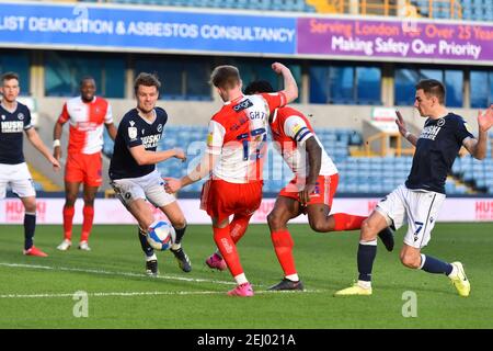 LONDRA, INGHILTERRA. IL 20 FEBBRAIO, Josh Knight of Wycombe spara in goal durante la partita del campionato Sky Bet tra Millwall e Wycombe Wanderers al Den, Londra, sabato 20 febbraio 2021. (Credit: Ivan Yordanov | MI News) Credit: MI News & Sport /Alamy Live News Foto Stock