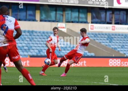 LONDRA, INGHILTERRA. IL 20 FEBBRAIO, Josh Knight of Wycombe spara in goal durante la partita del campionato Sky Bet tra Millwall e Wycombe Wanderers al Den, Londra, sabato 20 febbraio 2021. (Credit: Ivan Yordanov | MI News) Credit: MI News & Sport /Alamy Live News Foto Stock