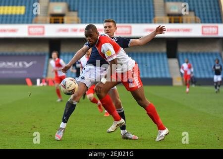 LONDRA, INGHILTERRA. 20 FEBBRAIO Uche Ikpeazu of Wycombe combatte per possesso con Shaun Hutchinson of Millwall durante la partita del campionato Sky Bet tra Millwall e Wycombe Wanderers al Den, Londra, sabato 20 febbraio 2021. (Credit: Ivan Yordanov | MI News) Credit: MI News & Sport /Alamy Live News Foto Stock