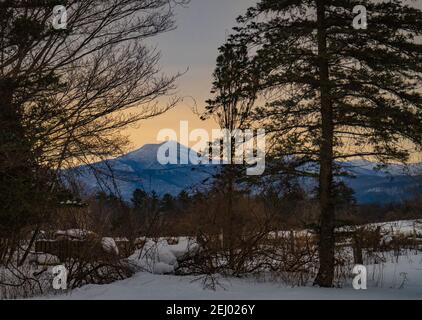 Inverno mattina sole che illumina la montagna Camel's Hump in Vermont Foto Stock
