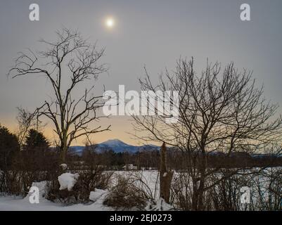 Inverno mattina sole che illumina la montagna Camel's Hump in Vermont Foto Stock