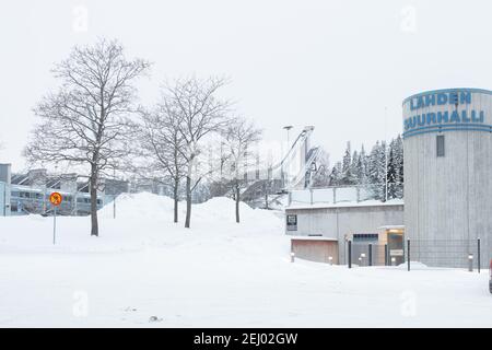 Lahti, Finlandia, 14 febbraio 2021 Sci, trampolino di lancio dello stadio sportivo. Vista invernale. Foto di alta qualità Foto Stock