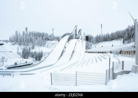 Lahti, Finlandia, 14 febbraio 2021 Sci, trampolino di lancio dello stadio sportivo. Vista invernale. Foto di alta qualità Foto Stock