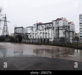 sottostazione elettrica in autunno grigio piovoso. Foto Stock