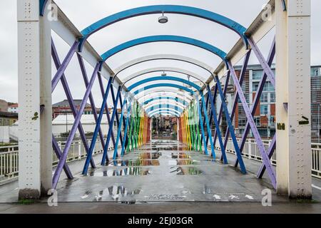 Ponte colorato che unisce il Niemeyer Centre con la città vecchia di Aviles, Spagna Foto Stock