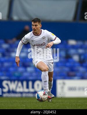 Birmingham, Regno Unito. 20 Feb 2021. Sergi Canos 7 di Brentford dribbles la palla a Birmingham, UK il 20/2021. (Foto di Simon Bissett/News Images/Sipa USA) Credit: Sipa USA/Alamy Live News Foto Stock