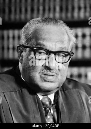 Thurgood Marshall. Ritratto della prima giustizia afroamericana a servire alla Corte Suprema degli Stati Uniti, Thurgood Marshall (1908-1993) . Fotografia ufficiale, 1976 Foto Stock