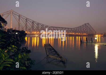 Ponte Howrah che collega Kolkata con la stazione ferroviaria di Howrah. Il nome ufficiale del ponte è Rabindra Setu dopo il poeta bengalese Rabindranath T. Foto Stock