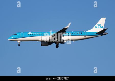 KLM Embraer ERJ-190 PH-EZF aereo passeggeri arrivo e atterraggio a. Aeroporto di Vienna Foto Stock