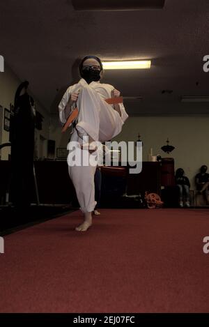 Questa azione è la foto di mia figlia nella sua classe di Karate. Il Karate è un arte marziale che si concentra su auto-disciplina e fitness. Foto Stock