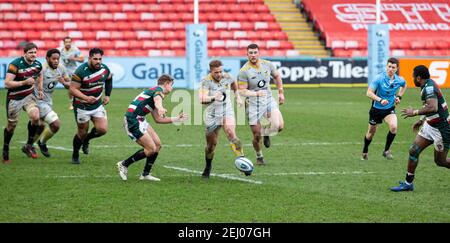 20 febbraio 2021; Welford Road Stadium, Leicester, Midlands, Inghilterra; Premiership Rugby, Leicester Tigers contro Wasps; Tom Cruse di Wasps calcia la palla in avanti per la posizione di campo Foto Stock