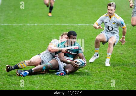 20 febbraio 2021; Welford Road Stadium, Leicester, Midlands, Inghilterra; Premiership Rugby, Leicester Tigers contro Wasps; Kini Murimurivalu di Leicester Tigers cattura una palla sciolta ed è affrontato da Tom Cruse di Wasps Foto Stock
