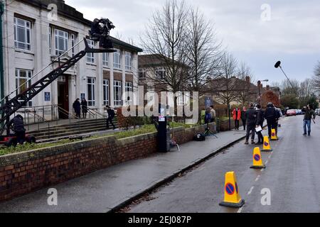 Location filmata della storia di Alex Rider, cameraman su piattaforma gru, uomo che tiene microfono, equipaggio che prende le riprese all'aperto alla Brookland Secondary School per Foto Stock