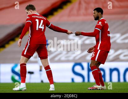 Jordan Henderson di Liverpool (a sinistra) dà la fascia da braccio dei capitani a Georginio Wijnaldum mentre lascia il campo ferito durante la partita della Premier League ad Anfield, Liverpool. Data immagine: Sabato 20 febbraio 2021. Foto Stock