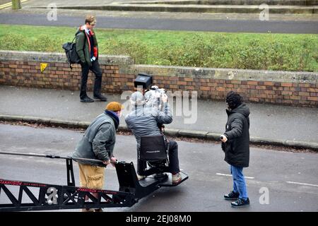 Location riprese all'aperto della storia di Alex Rider, cameraman su piattaforma gru, stella otto Farrant alla Brookland Secondary School per Amazon prime Foto Stock