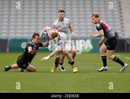 Twickenham Stoop, Londra, Regno Unito. 20 Feb 2021. Inglese Premiership Rugby, Harlequins contro squali di vendita; Daniel Du Preez degli squali di vendita che sono sfidati da Will Evans di Harlequins Credit: Action Plus Sport/Alamy Live News Foto Stock