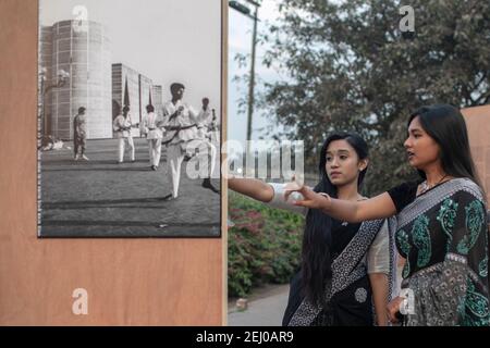 I visitatori sono visti guardando le immagini durante la mostra speciale in occasione del 120° compleanno di Louis Kahn.Jatiyo Sangsad Bhaban è l'Assemblea Nazionale del Bangladesh, situato nella capitale Dhaka. È stato creato dall'architetto Louis Kahn ed è uno dei più grandi complessi legislativi del mondo. Ospita tutte le attività parlamentari del Bangladesh. Louis Kahn ha progettato l'intero complesso Jatiyo Sangsad, che comprende prati, lago e residenze per i membri del Parlamento. In occasione del 120° compleanno di Louis Kahn, architetto del Bangladesh Nat Foto Stock