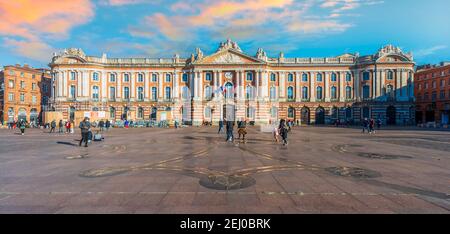 Place du Capitole e i suoi turisti, a Tolosa in alta Garonna, Occitanie, Francia Foto Stock