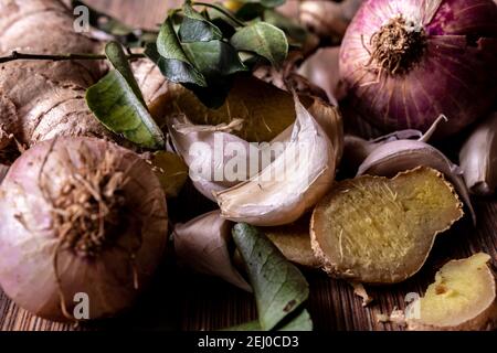 Vista di comunemente usato in ingrediente (aglio, zenzero, cipolla e foglie di curry) nella cucina dell'India del sud. Alimenti che aiutano ad aumentare l'immunità in modo naturale. Foto Stock