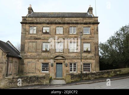 Storica Holly House a Stanton in Peak con bricked up spazi per finestre per evitare le imposte sui finestrini Foto Stock