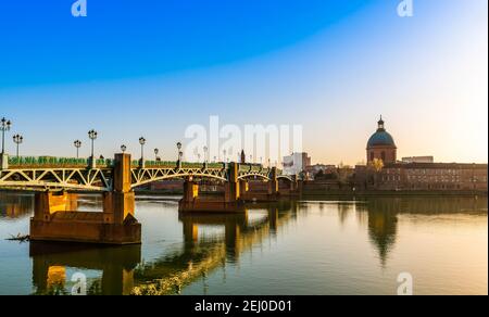 Magnifico panorama delle rive della Garonna al tramonto, a Tolosa, in Occitania in Francia Foto Stock