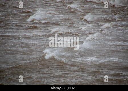 Morecambe Lancashire, Regno Unito. 20 Feb 2021. Forte vento frusta le cime delle onde della marea in arrivo a Morecambe Credit: PN News/Alamy Live News Foto Stock