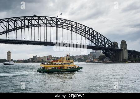 Il Sydney Harbour Bridge e il traghetto 'Sirius', Sydney, nuovo Galles del Sud, Australia. Foto Stock