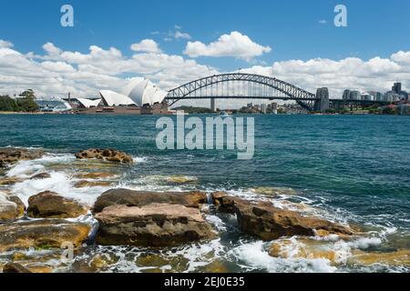 Il Sydney Harbour Bridge e la Sydney Opera House, Bennelong Point, da Mrs Macquarie's Point, Sydney, New South Wales, Australia. Foto Stock