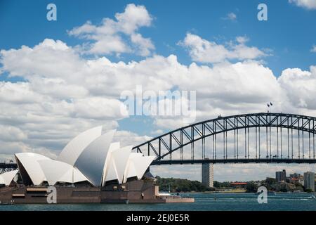 Il Sydney Harbour Bridge e la Sydney Opera House, Bennelong Point, Sydney, New South Wales, Australia. Foto Stock