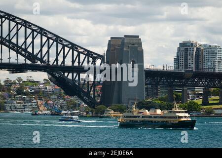 Il Sydney Harbour Bridge e Queenscliff Ferry, Sydney, New South Wales, Australia. Foto Stock