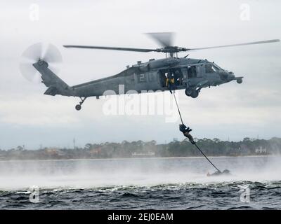 Squadre speciali di tattiche dell'aeronautica degli Stati Uniti assegnate alla 24a ala di operazioni speciali, conducono le operazioni di paranco con un elicottero della marina MH-60 Seahawk durante il guerriero di smeraldo al campo di Hurlburt 18 febbraio 2021 a Mary Esther, Florida. Foto Stock