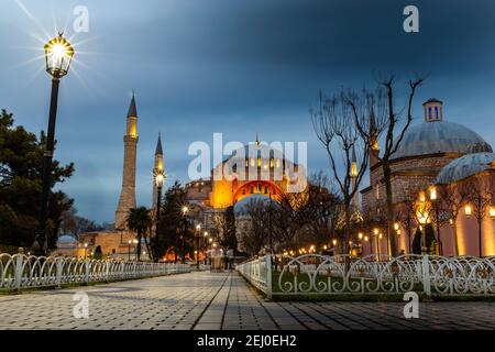 Hagia Sophia (Ayasofya). Vista dal Parco del Sultano Ahmet. Istanbul, Turchia. Foto Stock