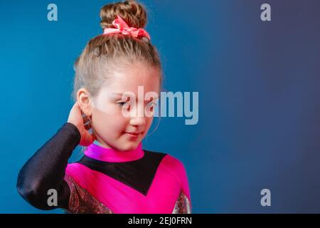 Ritratto di una piccola ragazza allegra con una leggera sorridi Foto Stock