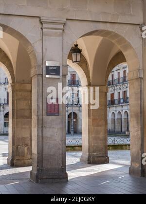 Vista dettagliata di Piazza Spagna ("Plaza de España", nota anche come Piazza Nuova o "Plaza Nueva") a Vitoria, Paesi Baschi, Spagna Foto Stock