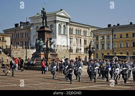 Orchestra militare sulla Piazza del Senato a Helsinki. Finlandia Foto Stock