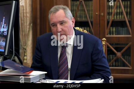 Novo Ogaryovo, Russia. 20 Feb 2021. Direttore generale della Società di Stato del Roscosmo per le attività spaziali Dmitry Rogozin durante un incontro faccia a faccia con il presidente russo Vladimir Putin, al Cremlino 20 febbraio 2021 a Mosca, Russia. Credit: Planetpix/Alamy Live News Foto Stock