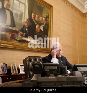 Il presidente degli Stati Uniti Joe Biden tiene un appello con il governatore del Texas Greg Abbott per discutere la grave tempesta invernale che ha abbattuto la stat dalla Casa Bianca il 18 febbraio 2021 a Washington, D.C. Foto Stock