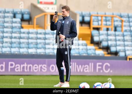 LONDRA, INGHILTERRA. IL 20 FEBBRAIO Josh Knight del Wycombe ispeziona il campo prima di partire durante la partita del campionato Sky Bet tra Millwall e Wycombe Wanderers al Den, Londra, sabato 20 febbraio 2021. (Credit: Ivan Yordanov | MI News) Credit: MI News & Sport /Alamy Live News Foto Stock