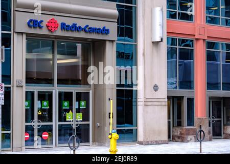 Ottawa, Ontario, Canada - 6 febbraio 2021: Ingresso dell'ufficio CBC radio-Canada su Queen Street nel centro di Ottawa. Foto Stock