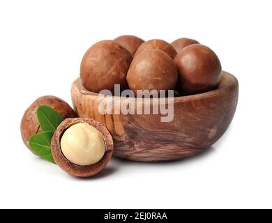 Noci macadamia isolate su sfondi bianchi. Foto Stock