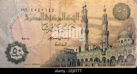 Banconota egiziana da 50 piasters, metà sterlina valuta egiziana da vicino. Foto Stock