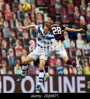 Campionato scozzese - cuore di Midlothian / Morton. Tynecastle Park, Edimburgo, Midlothian, Regno Unito. , . I cuori ospitano Morton nel Campionato Scozzese al Tynecastle Park di Edimburgo. PIC mostra: Morton Forward, Cameron Salkeld, e il difensore rumeno dei cuori, Mihai Popescu, salire per la palla. Credit: Ian Jacobs/Alamy Live News Foto Stock