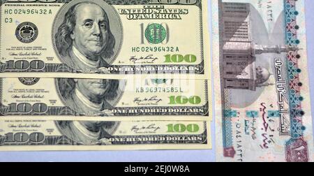 Fuoco selettivo della valuta nazionale dell'Egitto con le banconote del dollaro degli Stati Uniti. Soldi offuscati . Valuta egiziana e tasso di cambio dollari americani,. Foto Stock