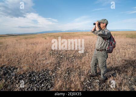 Jeff Fields, Program Manager della Zumwalt Prairie Preserve di TNC, che guarda alla prateria, Oregon. Foto Stock