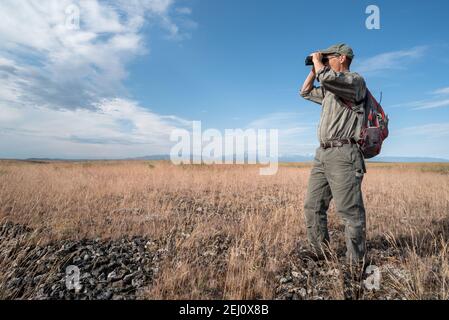 Jeff Fields, Program Manager della Zumwalt Prairie Preserve di TNC, che guarda alla prateria, Oregon. Foto Stock