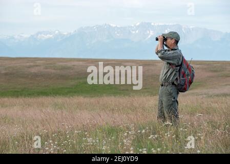 Jeff Fields, Program Manager della Zumwalt Prairie Preserve di TNC, che guarda alla prateria, Oregon. Foto Stock