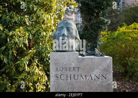 Monumento del compositore tedesco Robert Schumann nel parco pubblico Hofgarten a Düsseldorf, inaugurato nel 1956. Scultore: Karl Hartung. Foto Stock